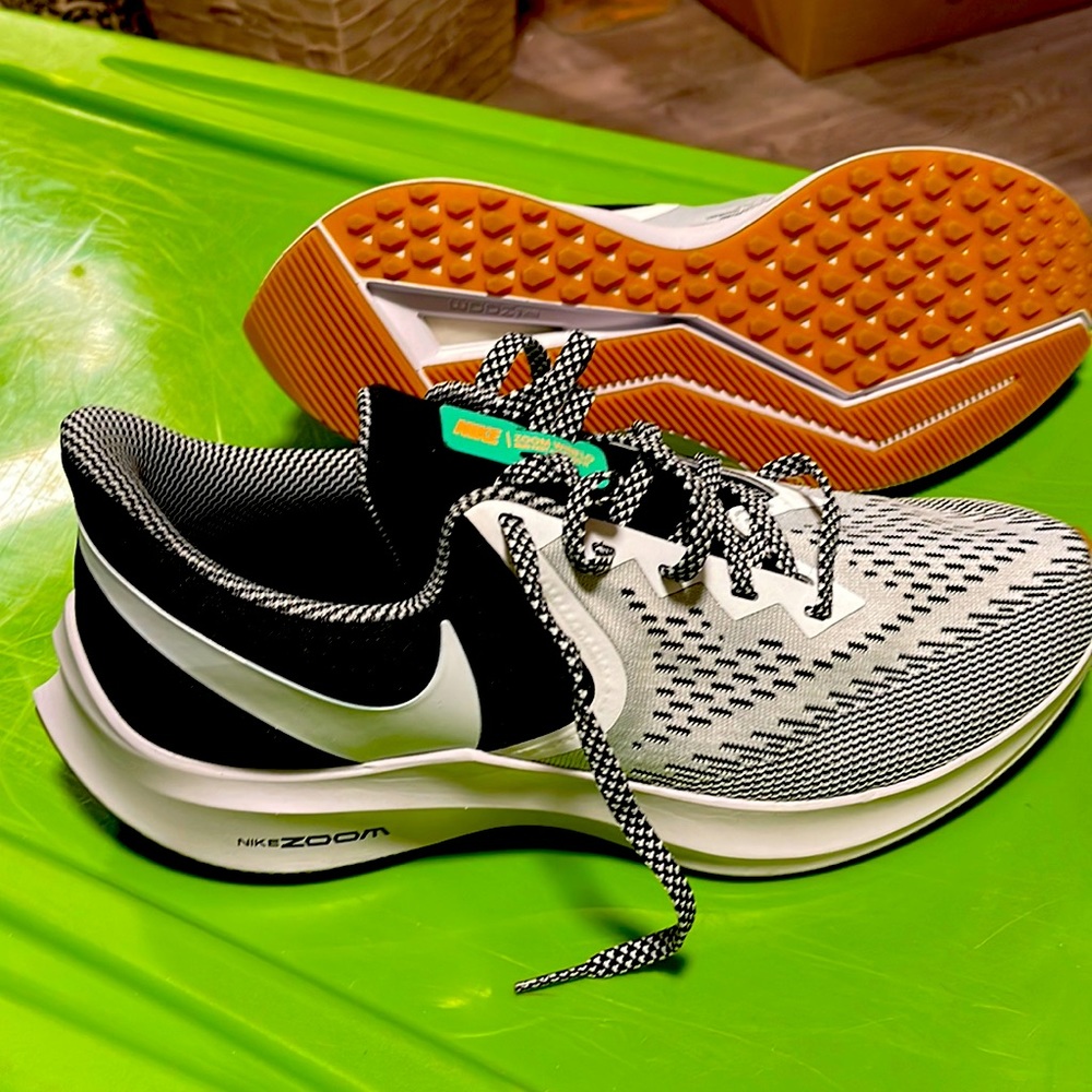 Men’s Nike Zoom size 10 New with tags